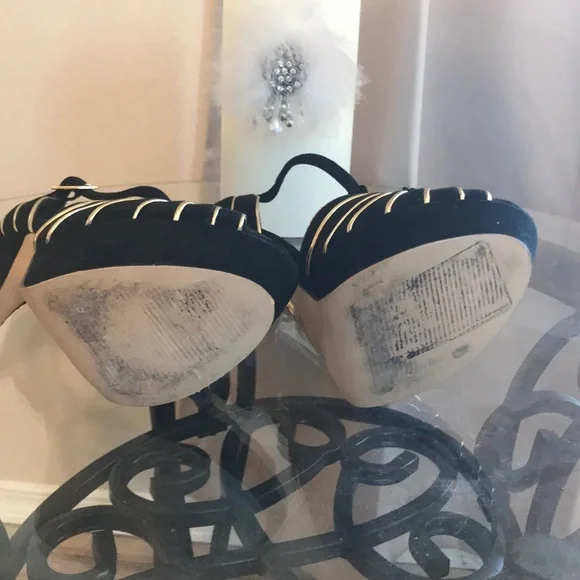 Elegant Black and Gold Platform Heels - Picture 5 of 7